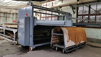 Máquina apiladora de cuero